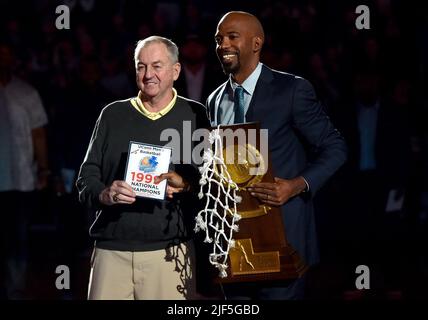 Hartford, Stati Uniti. 24th Feb 2019. L'ex allenatore capo UConn Jim Calhoun, Richard Hamilton e il resto del Connecticut Huskies 1999 NCAA squadra di campionato nazionale maschile sono stati onorati a metà tempo il 24 febbraio 2019, presso l'XL Center di Hartford, Connecticut. (Foto di Brad Horrigan/Hartford Courant/TNS/Sipa USA) Credit: Sipa USA/Alamy Live News Foto Stock