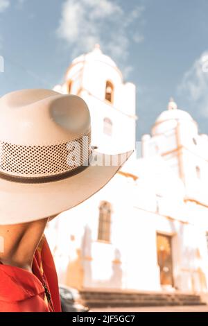 Giovane Nicaragua con cappello che guarda verso la chiesa cattedrale in Nicaragua Foto Stock