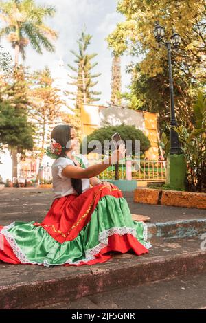 Adolescente nicaraguano che fa una foto in un parco pubblico in Nicaragua Foto Stock