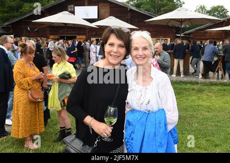 Monaco di Baviera, Germania. 29th giugno 2022. Gli Attrici Janina Hartwig (l) e Emanuela von Frankenberg si esibiscono in occasione dell'evento "75 anni di NDF", che si tiene nell'ambito del Festival del Film di Monaco presso l'ippodromo di Riem. La nuova compagnia cinematografica tedesca mbH (NDF) festeggia il suo 75th° anniversario quest'anno., Credit: Felix Hörhager/dpa/Alamy Live News Foto Stock