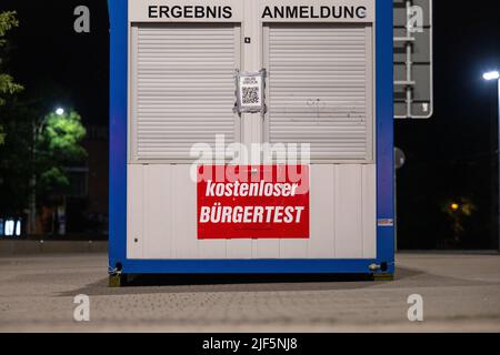 Lipsia, Germania. 30th giugno 2022. Un centro di test Corona pubblicizza "Citizen testing" gratuiti. Credit: Hendrik Schmidt/dpa/Alamy Live News Foto Stock