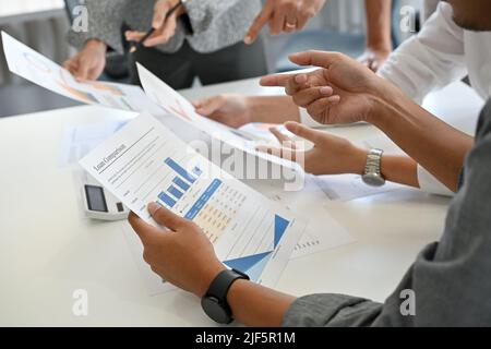 Un astuto professionista maschile strategia finanziaria nella riunione, discutere e spiegare il grafico finanziario sul rapporto al suo collega. Crosed im Foto Stock