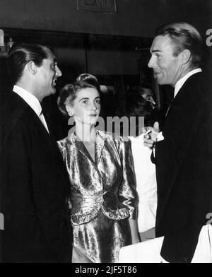 CARY GRANT e la sua nuova sposa e 2nd moglie erede BARBARA HUTTON con RANDOLPH SCOTT nel mese di agosto 1942 alla prima di Hollywood dell'ultimo film di Grant IL DISCORSO DEL DIRETTORE DELLA CITTÀ 1942 GEORGE STEVENS Columbia Pictures Foto Stock