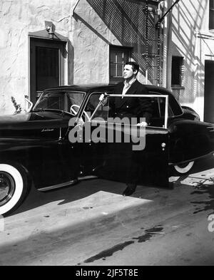 CARY GRANT sulla RKO Studio Lot con la sua LINCOLN CONTINENTAL Car / Automobile nel 1946 intorno al tempo ha fatto NOTO per il direttore Alfred Hitchcock pubblicità per RKO radio Pictures Foto Stock