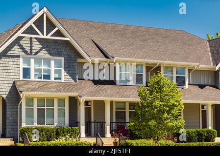 Casa tipica a Vancouver, Canada. Facciata di una casa in legno con patio. Casa bassa. Fuoco selettivo, nessuno. Foto Stock