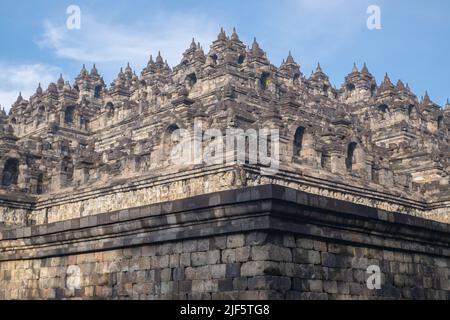 Borobudur è il tempio buddista più grande del mondo, riconosciuto dall'UNESCO come patrimonio culturale mondiale Foto Stock