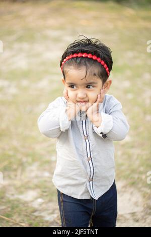 Carino piccolo angelo bambina con un bel sorriso Foto Stock