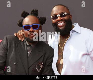 LOS ANGELES - GIU 26: Wale, Rick Ross al BET Awards 2022 al Microsoft Theatre il 26 giugno 2022 a Los Angeles, CA Foto Stock