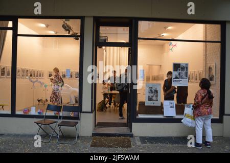 Berlino, Germania - 28 giugno 2022 - esposizione fotografica 'Eisenacher Hundert - volti di una strada' di John Kolya Reichert in Tramschick Media + Space Lab a Eisenacher Strasse in località Schoeneberg. (Foto di Markku Rainer Peltonen) Foto Stock