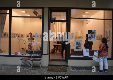 Berlino, Germania - 28 giugno 2022 - esposizione fotografica 'Eisenacher Hundert - volti di una strada' di John Kolya Reichert in Tramschick Media + Space Lab a Eisenacher Strasse in località Schoeneberg. (Foto di Markku Rainer Peltonen) Foto Stock