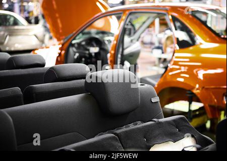 Vista dalla cabina della vettura sulla linea di assemblaggio della fabbrica. Foto Stock