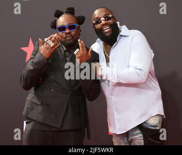 26 giugno 2022, Los Angeles, CA, Stati Uniti d'America: LOS ANGELES - 26 GIUGNO: Wale, Rick Ross al 2022 BET Awards al Microsoft Theatre il 26 giugno 2022 a Los Angeles, CA (Credit Image: © Kay Blake/ZUMA Press Wire) Foto Stock