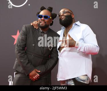 26 giugno 2022, Los Angeles, CA, Stati Uniti d'America: LOS ANGELES - 26 GIUGNO: Wale, Rick Ross al 2022 BET Awards al Microsoft Theatre il 26 giugno 2022 a Los Angeles, CA (Credit Image: © Kay Blake/ZUMA Press Wire) Foto Stock