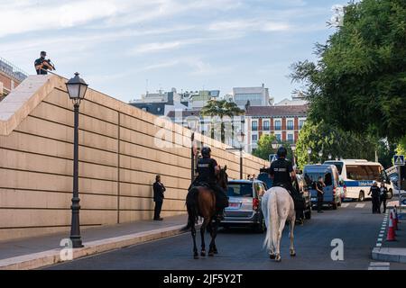 Madrid, Spagna. 29th giugno 2022. Ufficiali di polizia nazionali spagnoli montati sorvegliano il Museo del Prado a Madrid. Il vertice della NATO di Madrid svolge il controllo delle forze di sicurezza dello Stato. Credit: SOPA Images Limited/Alamy Live News Foto Stock
