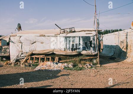 Mina, Akkar, Akkar, Libano. 17th Nov 2021. Il pane umido si asciuga al sole. Questo campo profughi informale con circa 50 famiglie si trova ad Akkar, a nord del Libano. In quest’area vivono i rifugiati siriani più vulnerabili. Alcuni bambini sono nati nel campo. I bambini ai rifugiati raramente è stata fornita istruzione. Con questo, lavorano con le loro famiglie in casa o sul campo. (Credit Image: © Lara Hauser/SOPA Images via ZUMA Press Wire) Foto Stock