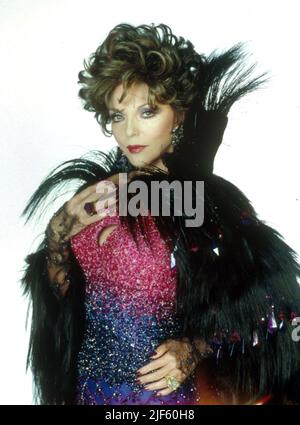 JOAN COLLINS IN THE FLINTSTONES IN VIVA ROCK VEGAS (2000), DIRETTO DA BRIAN LEVANT. Credit: AMBLIN/UNIVERSAL / Album Foto Stock