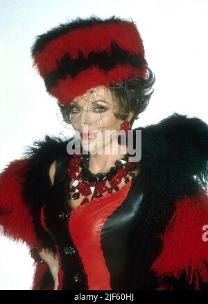 JOAN COLLINS IN THE FLINTSTONES IN VIVA ROCK VEGAS (2000), DIRETTO DA BRIAN LEVANT. Credit: AMBLIN/UNIVERSAL / Album Foto Stock