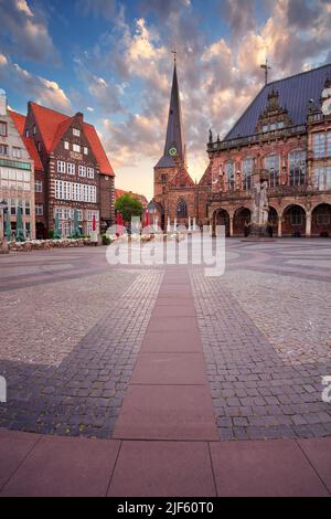 Brema, Germania. Immagine del paesaggio urbano della città anseatica di Brema, Germania, con la storica Piazza del mercato e il municipio all'alba estiva. Foto Stock