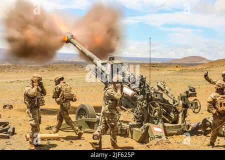 Hawaii, Stati Uniti. 23rd giugno 2022. I soldati sparano un howitzer durante l'addestramento alle Hawaii, 23 giugno 2022. Credit: U.S. Army/ZUMA Press Wire Service/ZUMAPRESS.com/Alamy Live News Foto Stock