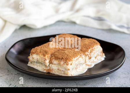 Baklava freddo. Baklava con latte su sfondo bianco. Specialità della cucina turca. Primo piano Foto Stock