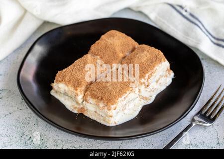 Baklava freddo. Baklava con latte su sfondo bianco. Specialità della cucina turca. Primo piano Foto Stock