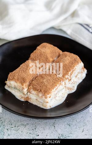 Baklava freddo. Baklava con latte su sfondo bianco. Specialità della cucina turca. Primo piano Foto Stock