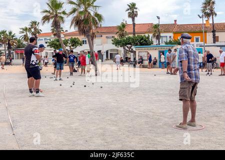 I francesi giocano a bocce in piazza Barcares Village Foto Stock