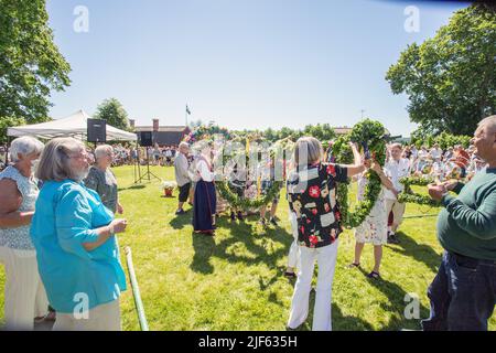 La gente si prepara a decorare il palo di Midsummer in Malmkoping, Svezia Foto Stock