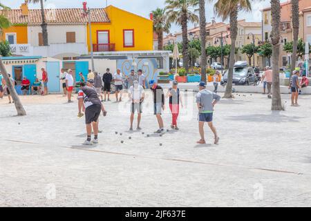 I francesi giocano a bocce in piazza Barcares Village Foto Stock