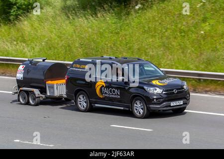 GENERAZIONE DI ENERGIA FALCON. Ssangyong Musso Rebel Auto TD 181 Aisin Auto nero LCV cabina doppia pick Up 2157cc diesel van veicolo rimorchio; viaggiando sull'autostrada M61, Manchester, Regno Unito Foto Stock