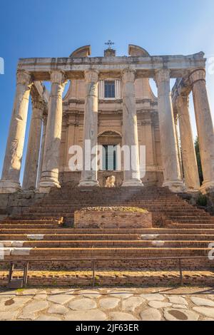 Il Tempio di Antonino e Faustina nel Foro Romano (nome latino Forum Romanum), Roma, Italia, Europa. Foto Stock
