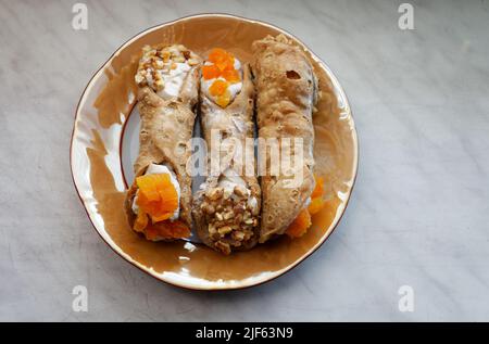 Cannoli fatti in casa, delizioso dessert italiano. Foto Stock