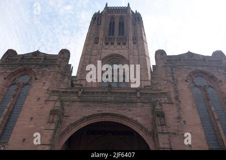 La cattedrale di Liverpool è una torreggiante struttura neogotica dedicata alla Chiesa d'Inghilterra Foto Stock