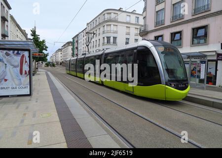 Tram su Rue de Siam nel porto francese di Brest Foto Stock