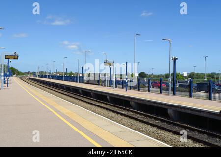 Piattaforme alla stazione ferroviaria di Oxford Parkway, vicino a Kidlington, Oxfordshire Foto Stock