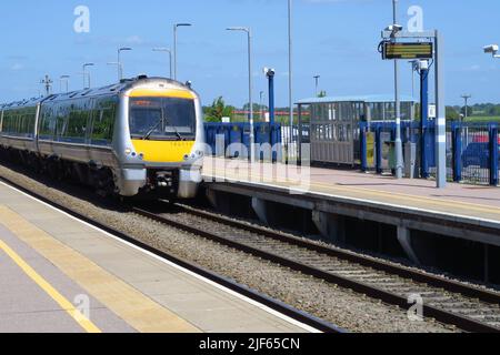 Chiltern Railways Class 168 DMU in piedi dalla piattaforma Oxford Bound alla stazione ferroviaria Oxford Parkway vicino a Kidlington, Oxfordshire Foto Stock