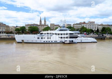 Elysian, lo yacht privato di John W Henry, il proprietario di Boston Red Sox e Liverpool FC, ormeggiato dal terminal delle navi da crociera sul fiume Garonna nel c Foto Stock