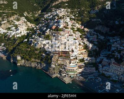 Vista dall'alto, splendida vista aerea del paese di Positano. Positano è una città della Costiera Amalfitana in provincia di Salerno. Foto Stock