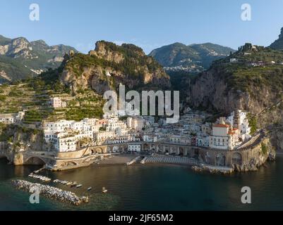 Vista dall'alto, splendida vista aerea del villaggio di Atrani. Atrani è una città della Costiera Amalfitana in provincia di Salerno Foto Stock