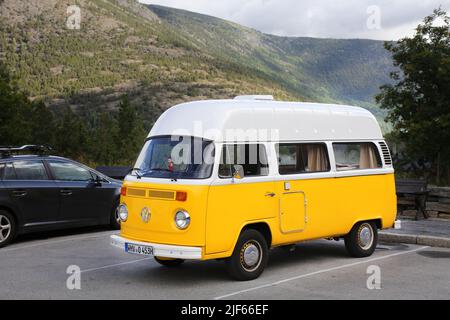 LOM, NORVEGIA - 29 LUGLIO 2020: Oldtimer Volkswagen Transporter camper van a Lom, Norvegia. La Norvegia ha avuto 8,8 milioni di visitatori stranieri nel 2015. Foto Stock