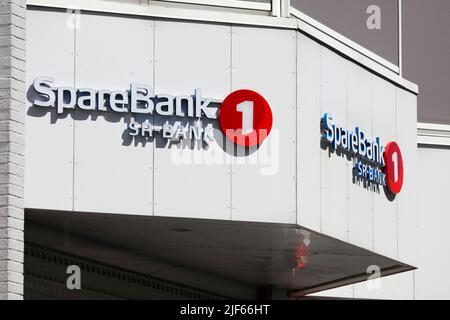 HAUGESUND, NORVEGIA - 22 LUGLIO 2020: Banca SpareBank 1 a Haugesund, Norvegia. SpareBank è una delle maggiori banche norvegesi. Foto Stock