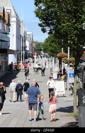 HAUGESUND, NORVEGIA - 22 LUGLIO 2020: Vista sulla strada pedonale della città di Haugesund in Norvegia. Haugesund è una città della regione di Rogaland fondata nel 1855. Foto Stock