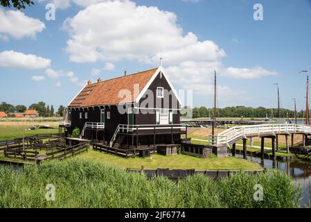 Enkhuizen, Paesi Bassi. Giugno 2022. Cottage del pescatore presso il porto con tradizionali barche da pesca a Enkhuizen. Foto di alta qualità Foto Stock