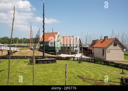 Enkhuizen, Paesi Bassi. Giugno 2022. Cottage del pescatore presso il porto con tradizionali barche da pesca a Enkhuizen. Foto di alta qualità Foto Stock