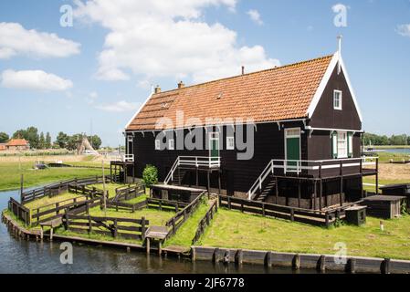 Enkhuizen, Paesi Bassi. Giugno 2022. Cottage del pescatore presso il porto con tradizionali barche da pesca a Enkhuizen. Foto di alta qualità Foto Stock