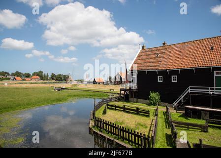 Enkhuizen, Paesi Bassi. Giugno 2022. Cottage del pescatore presso il porto con tradizionali barche da pesca a Enkhuizen. Foto di alta qualità Foto Stock