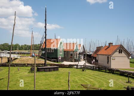 Enkhuizen, Paesi Bassi. Giugno 2022. Cottage del pescatore presso il porto con tradizionali barche da pesca a Enkhuizen. Foto di alta qualità Foto Stock