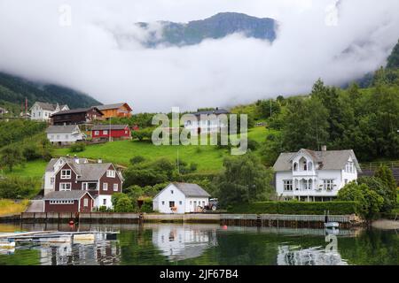 Ullensvang città in Norvegia. Città di Hardanger Fiord (Hardangerfjord). Foto Stock