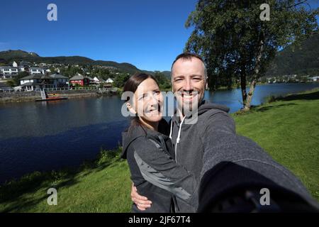 Selfie per coppie in Norvegia. Forde città nel comune di Sunnfjord. Attività ricreative all'aperto. Foto Stock