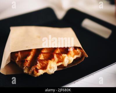 Appetitosi waffle su una vetrina di un caffè i Foto Stock